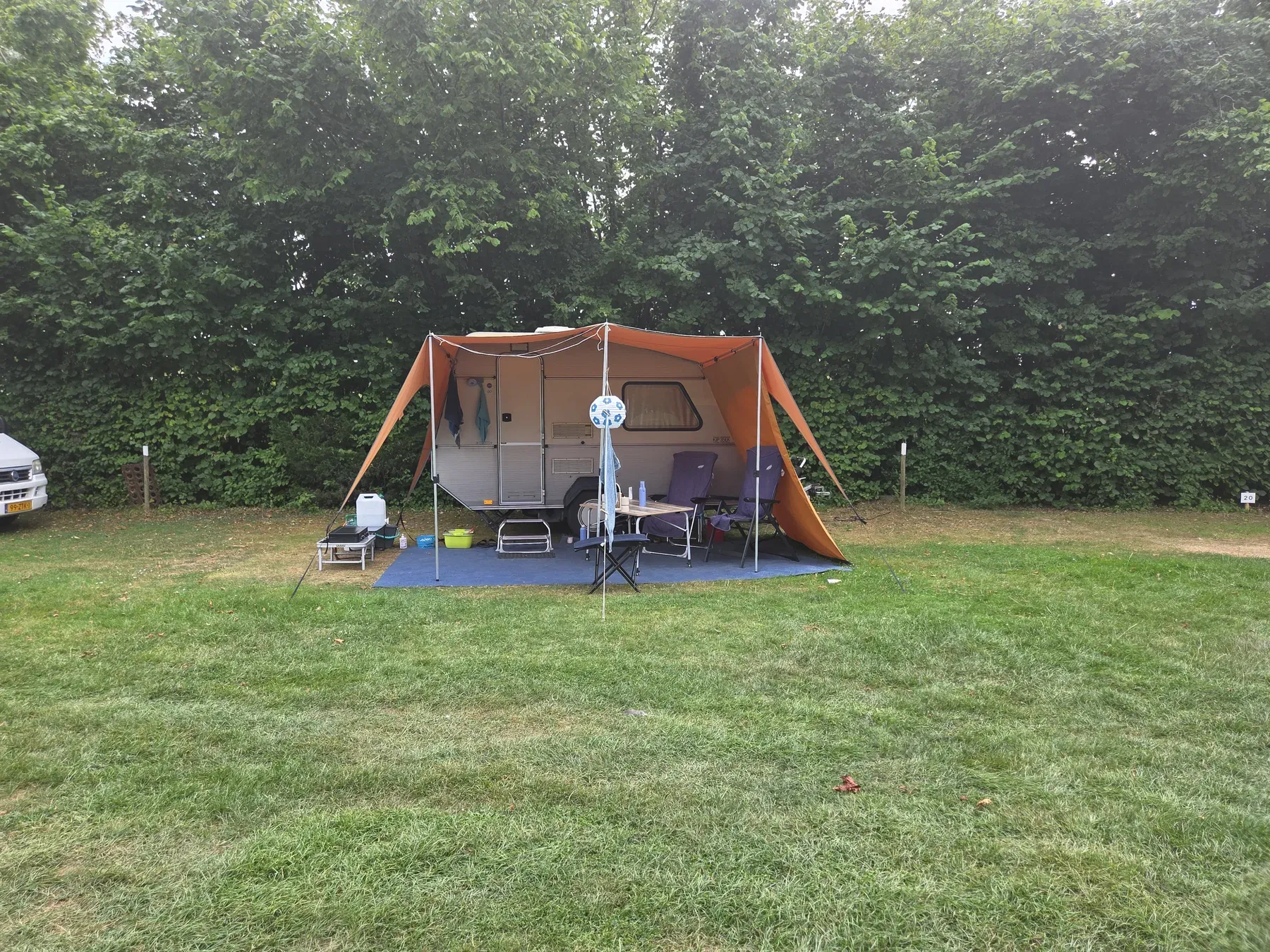Ruime tent op het kampeerveld
