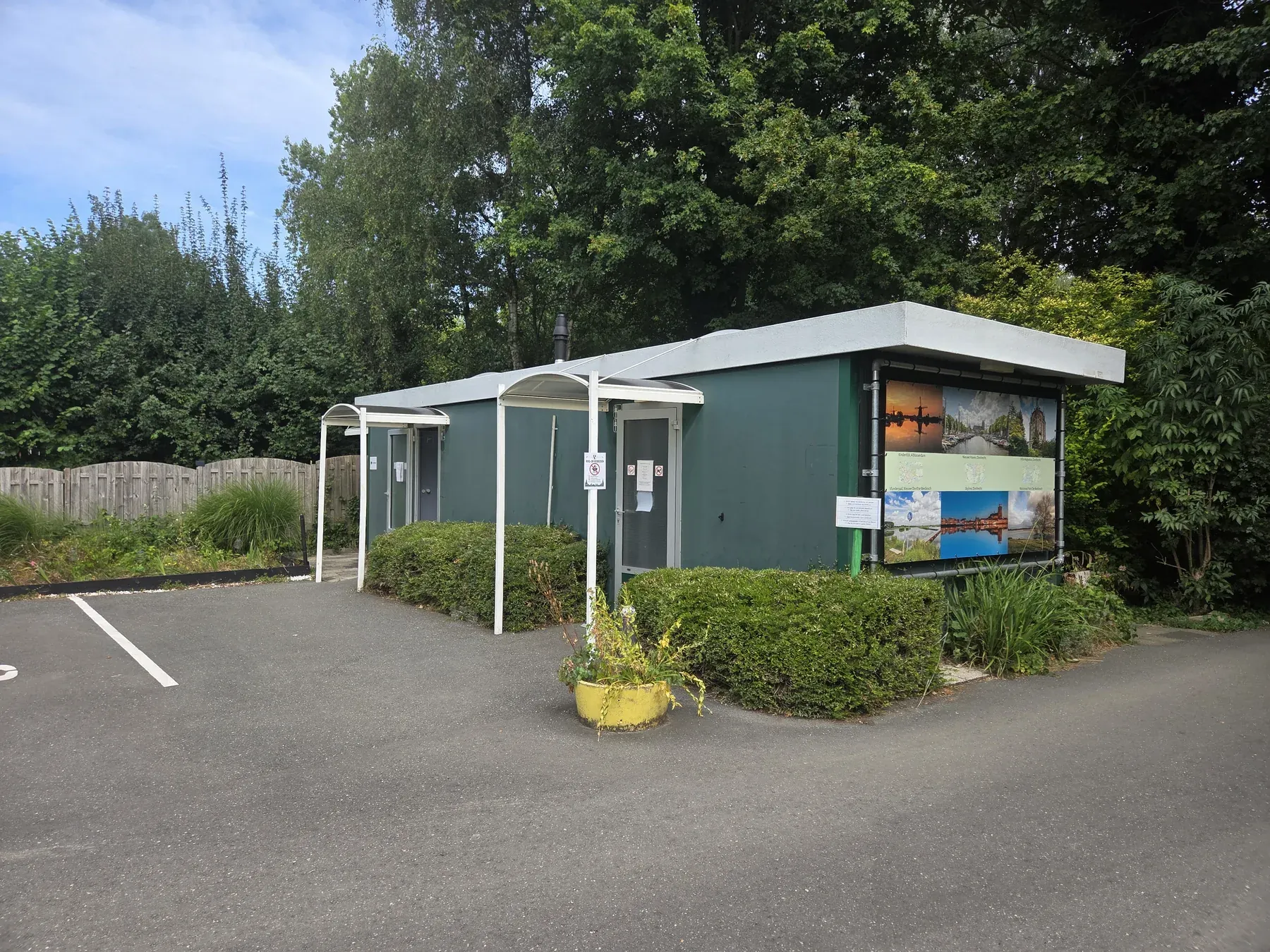 Buitenzijde van het sanitairgebouw