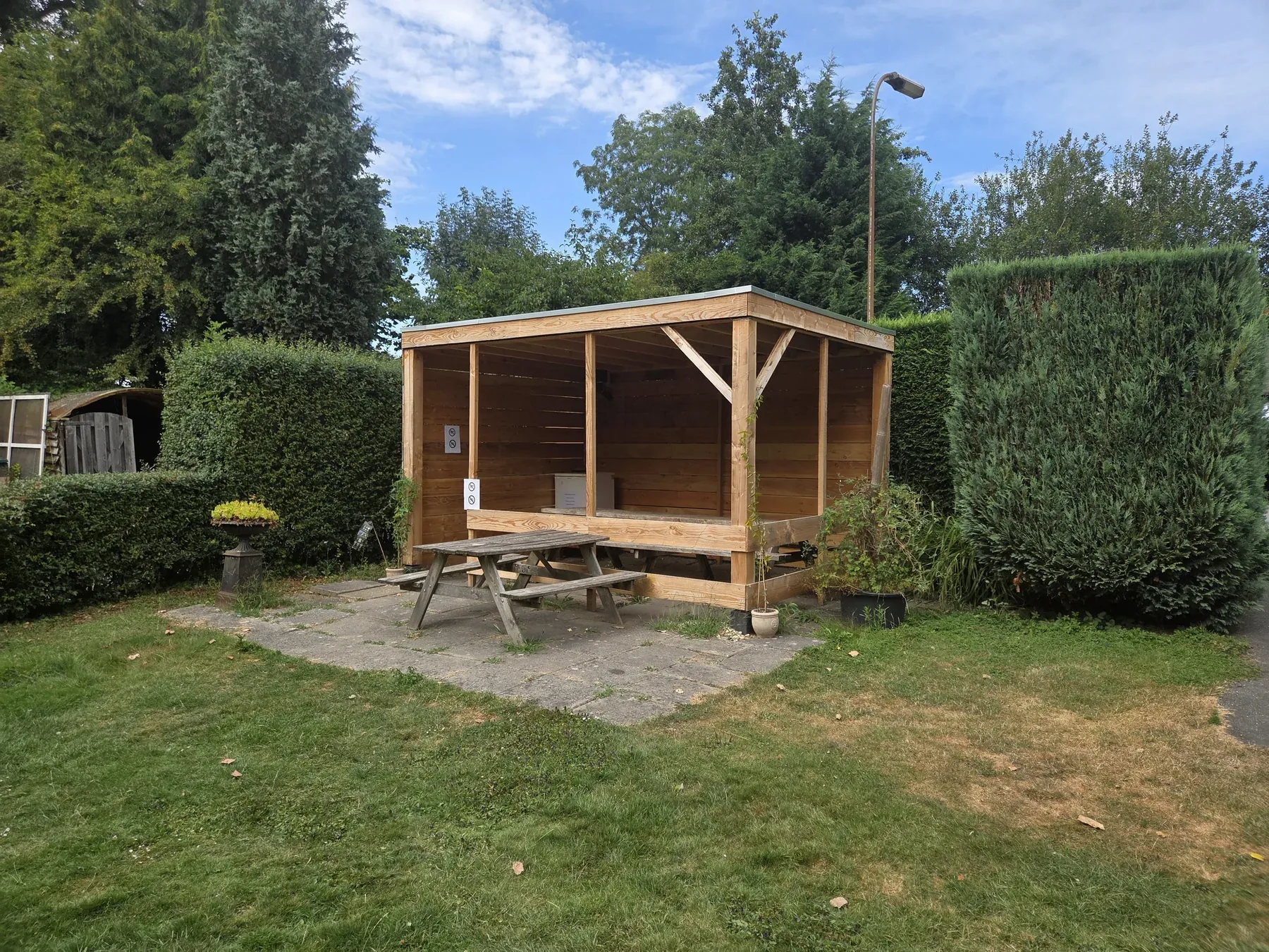 Houten overkapping met picknicktafel