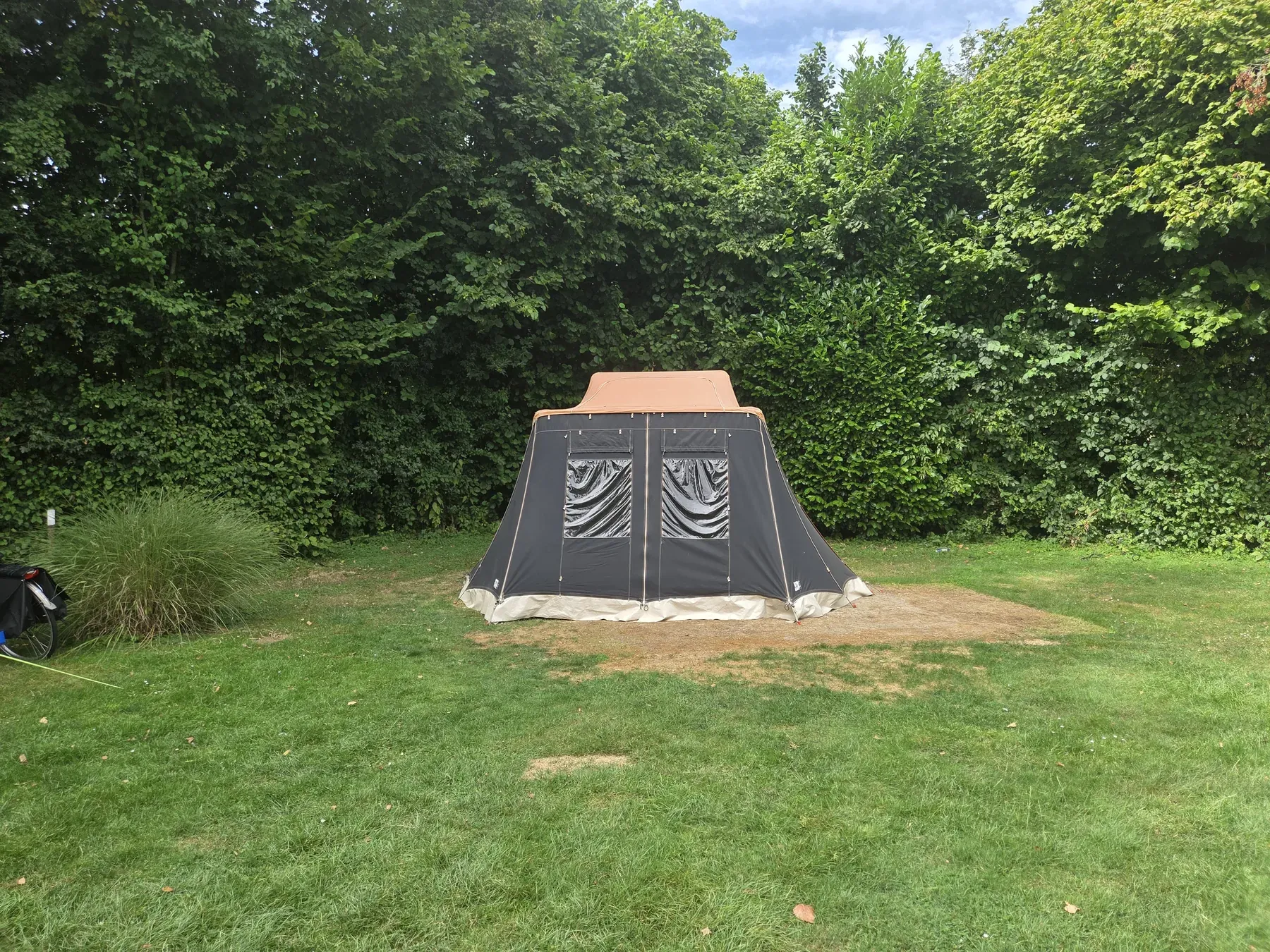 Tent op een ruime grasplaats