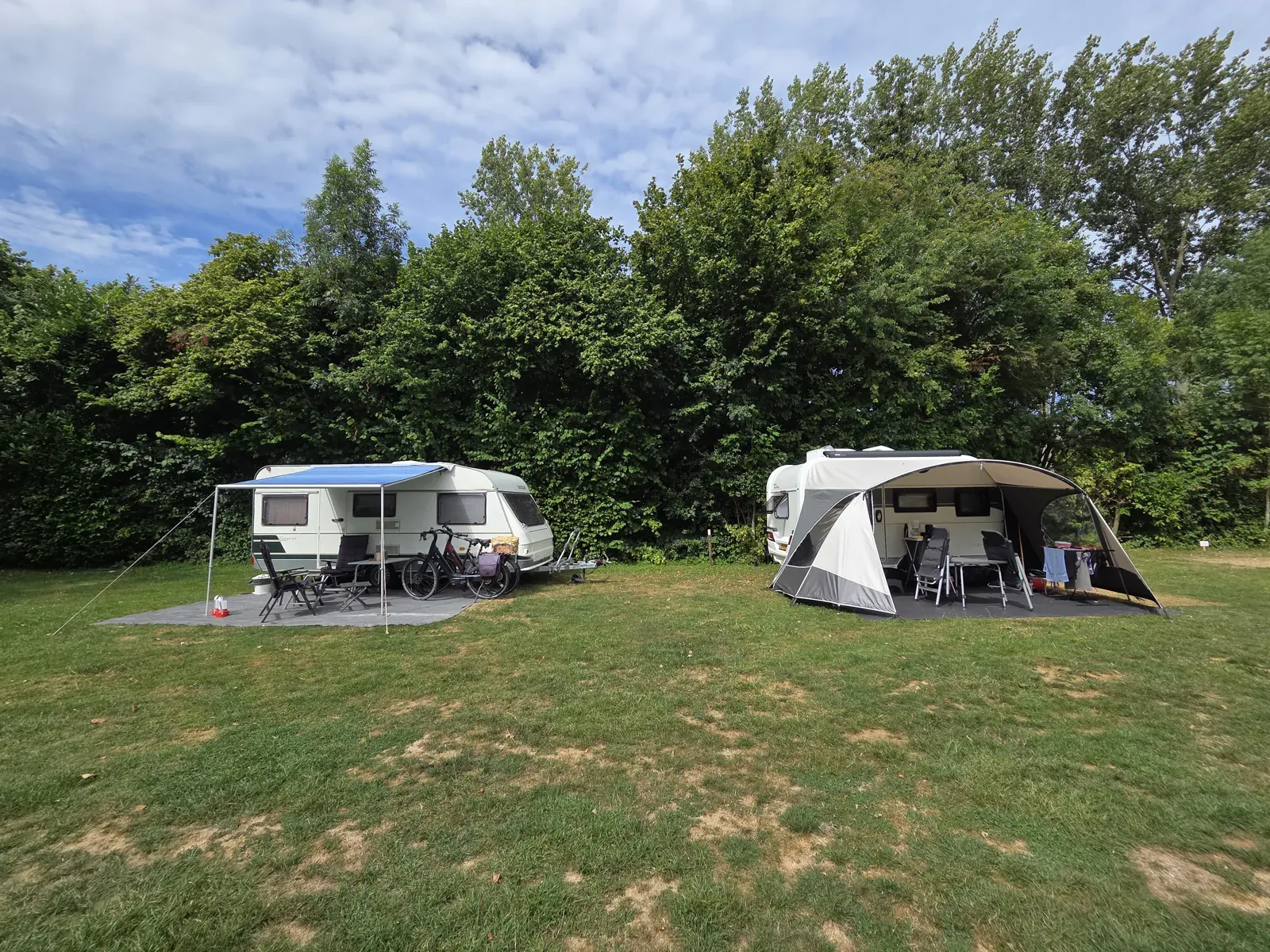 Groene kampeerplaatsen bij Camping Het Loze Vissertje